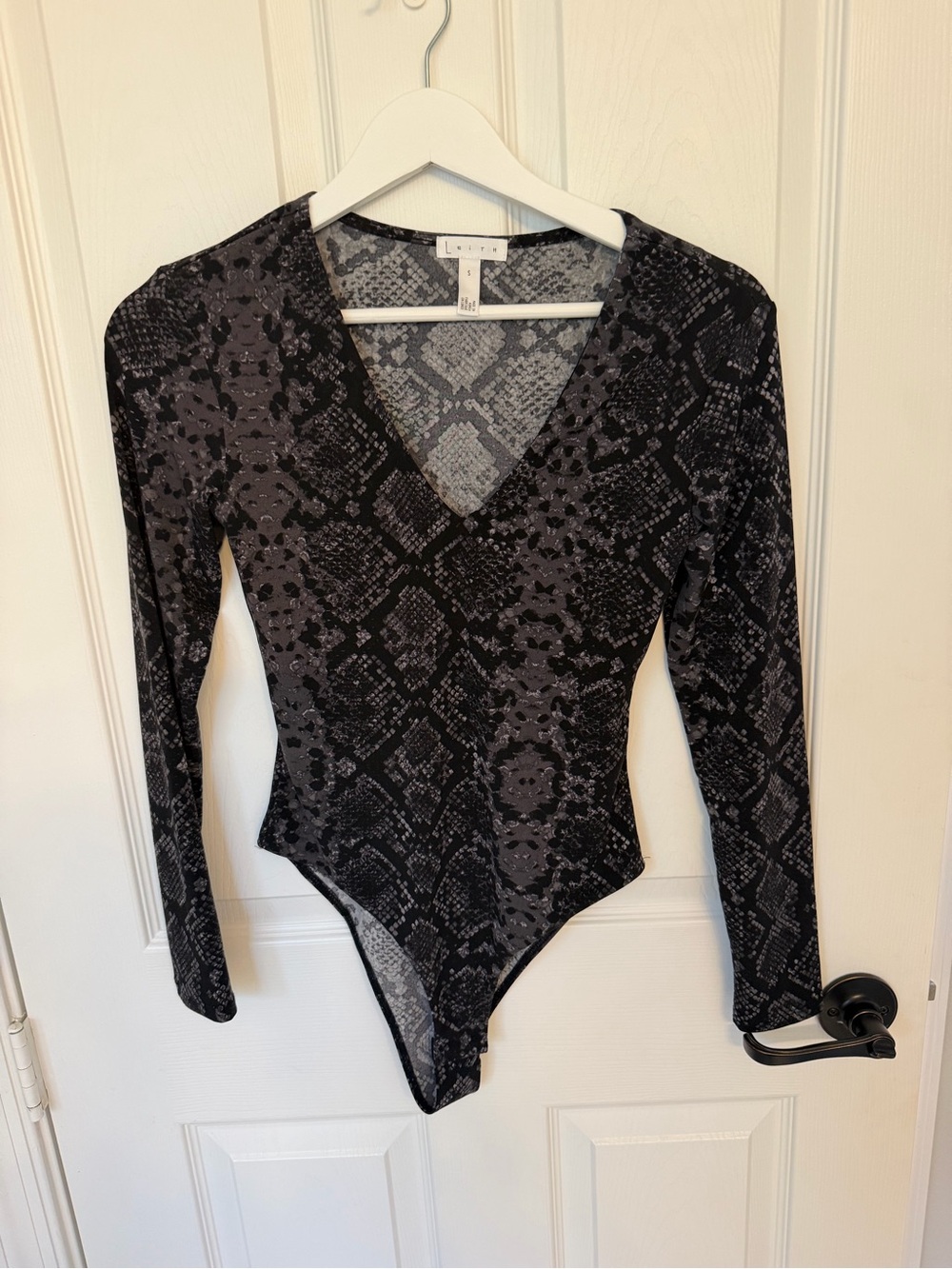 Leith Deep V-Neck Long Sleeve Bodysuit small women’s snake print blouse top